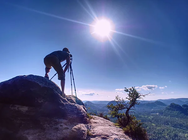 Fotografo con riprese fotografiche mentre in piedi sulla cima — Foto Stock