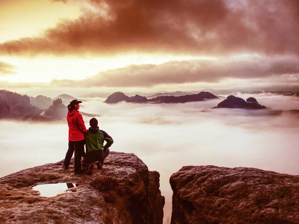 Schönes Paar blickt in dicken Wolken weit in den Sonnenaufgang — Stockfoto