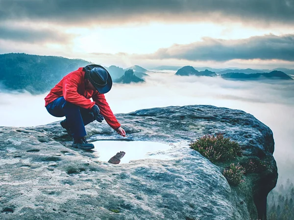 Woman play with leaf in water pool. Misty mountains in autumn — Stock Photo, Image