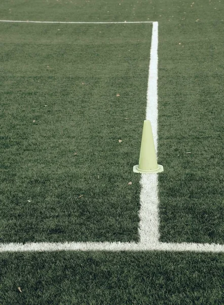 Césped artificial verde con líneas blancas alrededor del patio de fútbol —  Fotos de Stock