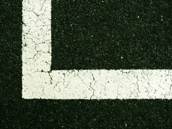 Linhas pintadas com cor branca em lugares de estacionamento vazios — Fotografia de Stock