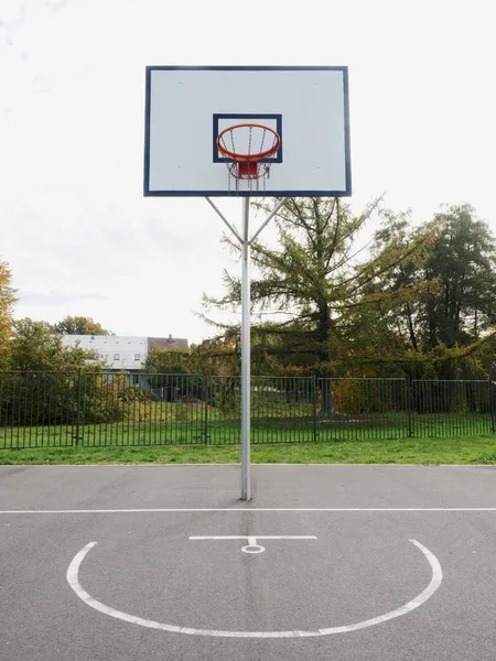 Basketkorg och en bur med dålig asfalt — Stockfoto