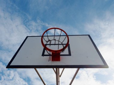 Gökyüzünün altında basketbol sahası