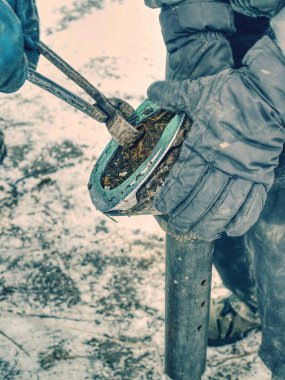 Toynak ayakkabılarını çıkarıyorum. Demirci yıpranmış at nalı oluyor 