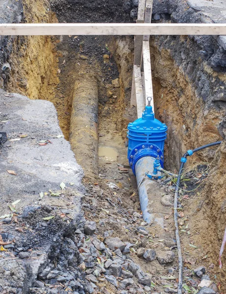 Construcción del eje subterráneo para la fijación de la válvula en el tubo de agua — Foto de Stock