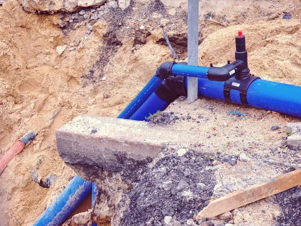 Tuyau d'eau en PVC dans le sol, système d'eau pour la maison familiale . — Photo