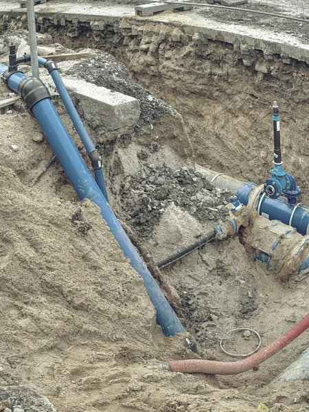 Tubos de água azul e válvula de desligamento no tubo com ramo — Fotografia de Stock