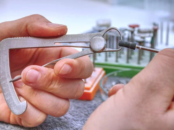 Strumenti dentali sul tavolo in laboratorio. Tecnico ortodontico — Foto Stock