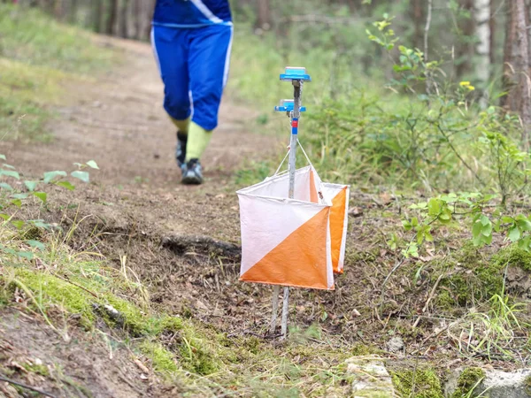 Rush deportistas en chip de control forestal con punto de control . — Foto de Stock