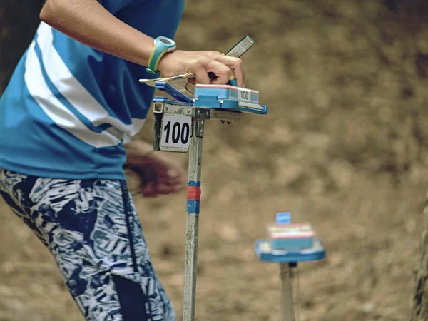 Rush deportistas en chip de control forestal con punto de control . — Foto de Stock