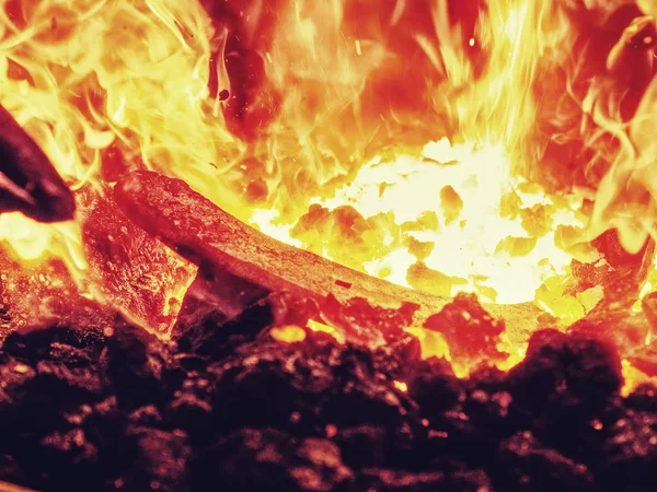 Черная угольная плита кузнеца, нагревающая классическую подкову . — стоковое фото