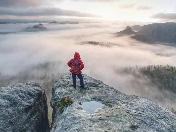 Extreme trail walker stop for relax above canyon full of mist — Stock Photo, Image