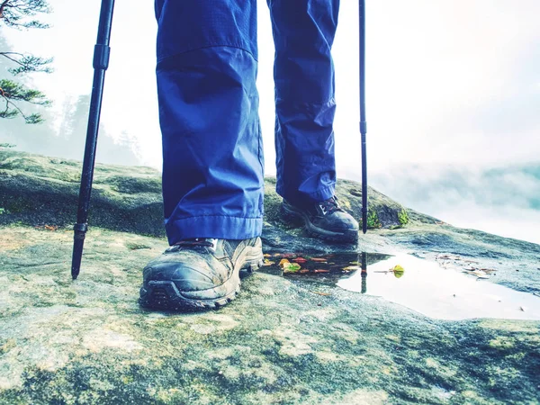 등산객은 따뜻 한 바지와 방수 부츠를 신고 길을 걷는다 — 스톡 사진