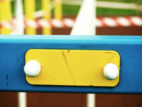 Metallleiter mit gelben Balken auf Spielplatz — Stockfoto