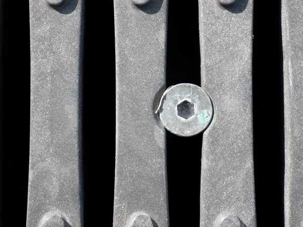 Futebol playground verde termina com grade de metal — Fotografia de Stock
