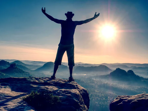 Handsome man in cowboy clothes at the edge. Man above — Stock Photo, Image