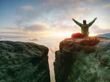 bir dağın tepesinde oturan sırt çantası ile fiyatı 