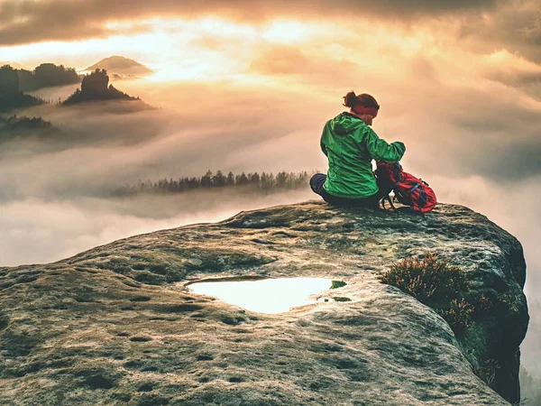 Silhouette a túrázó nő megcsodálta csodálatos táj — Stock Fotó