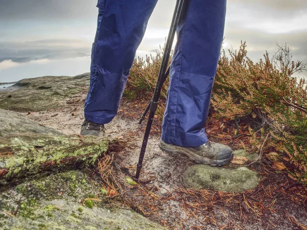 Les jambes de femme en bottes imperméables hautes font un pas sur l'eau — Photo