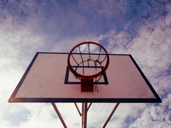 Llanta de baloncesto, red de baloncesto en una cancha de baloncesto — Foto de Stock