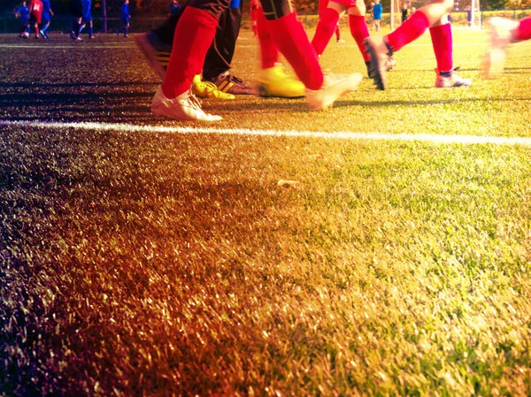 Abstrakt gefiltertes Fußballfeld - weißes Fußballnetz und Spieler — Stockfoto