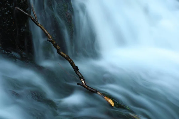 Красивый водопад в осеннем лесу в Крымских горах . — стоковое фото