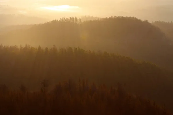 Hermoso atardecer, paisaje de salida del sol con colinas redondas —  Fotos de Stock