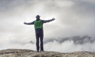 Açık Hava Adamları su havuzunda aynaya bakıyor. Uzun yürüyüşçü.