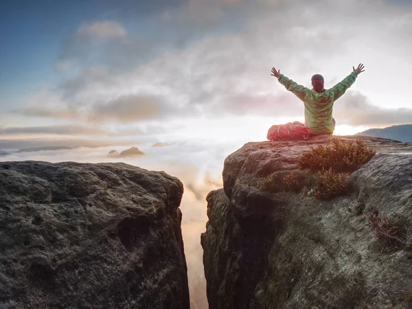 Young woman sit down on top of mountain celebrate day — ストック写真