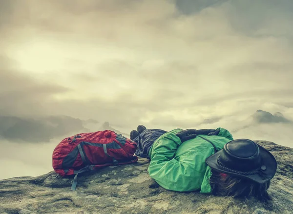 Caminhante mulher de chapéu deitado na pedra e relaxante nas montanhas — Fotografia de Stock