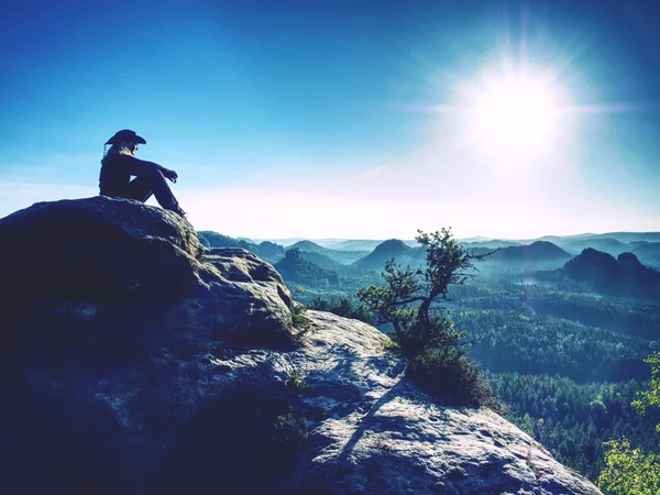 Cow woman hiker with hat and glassess enjoy amazing view — Stock Photo, Image