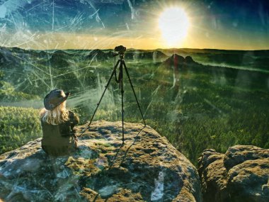 Bulutların üstünde gün batımını izlerken 