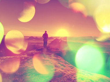 Başarılı bir yürüyüş yapan adam, dağlarda siluet...