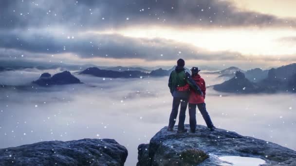 Felizes Amantes Viajando Juntos Casal Alcançou Pico Montanha Enquanto Neve — Vídeo de Stock