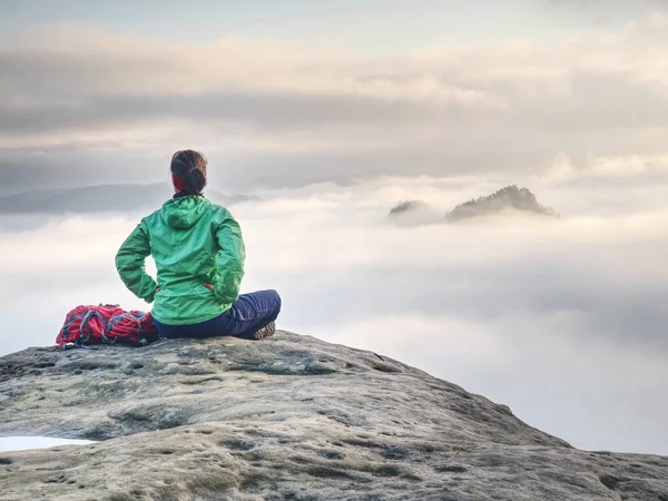 Rear view of hiker woman on top of mountain peak in rocks — Stock Photo, Image