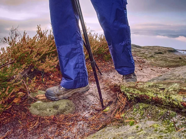 Człowiek piesze nogi stoją na górze szczyt skały — Zdjęcie stockowe