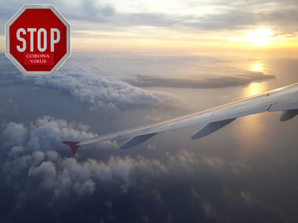 Sinal de parada com texto "Vírus Corona" vista do avião — Fotografia de Stock