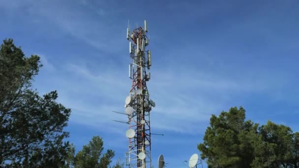 Çam Ağaçlarında Gizlenmiş Eski Tuğla Evlerin Üzerinde Büyük Telekomünikasyon Antenleri — Stok video