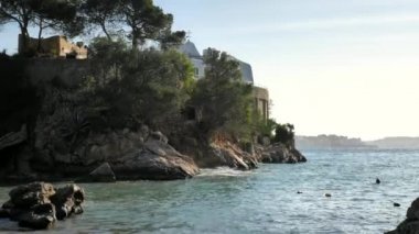 Balear Adası 'ndaki sakin mavi denizin üzerinde özel villaları olan kayalık bir nokta.. 