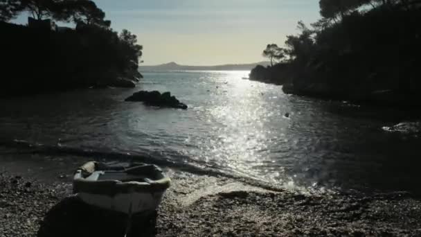 古い太陽に対する岩の湾で漁船を放棄した 水着なしで日光浴や水泳のためのロマンチックなビーチを持つプライベートベイ — ストック動画