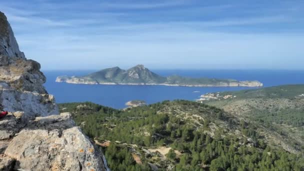 在Sant Elm村和Sa Dragonera岛上 来自Pintal Vermell山顶的女徒步旅行者观察 马略卡岛或马略卡岛是巴利阿里群岛最大的岛屿 — 图库视频影像