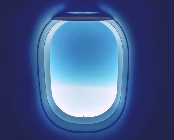 Azul cielo ventana plano blanco cabina en el asiento de la ventana — Foto de Stock