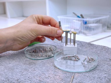 Tabakta stomatolojik çalışmalar için araçlar ve araçlar