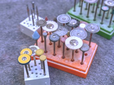 Diş laboratuarındaki dişçi aletleri ve aksesuarları 