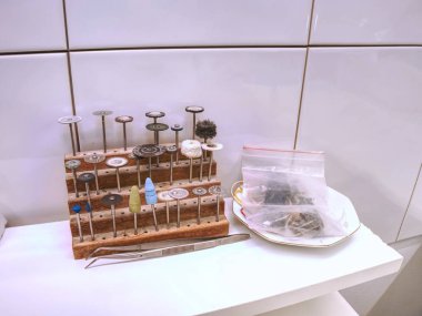 Diş matkapları için pratik plaka. Karpit burs aracı ayrıntılı. 