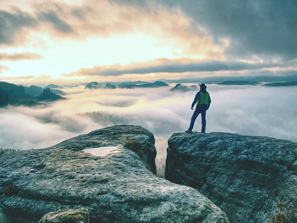 Escursionista maschio solitario si affaccia sulle alte montagne e sulla valle — Foto Stock