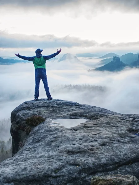 바위 위에서 서 안개낀 산속 경치를 즐기는 사람 — 스톡 사진