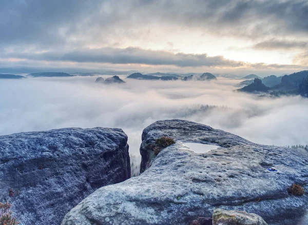 Bella alba cielo nuvoloso con colline silhouette e scogliera — Foto Stock