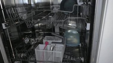 Kapıyı aç ve kirli bulaşıkları bulaşık makinesine koy. Şık tabaklı modern bulaşık makinesi.