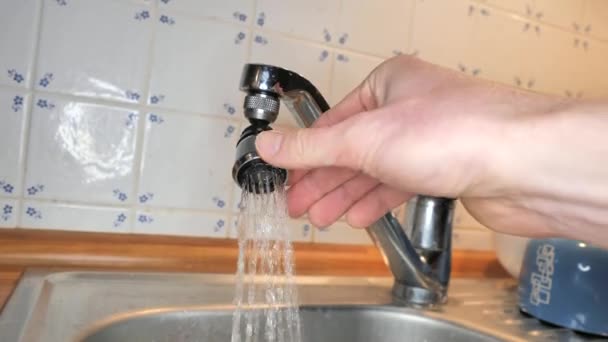 Stel Keuken Water Kraan Beluchter Water Een Stroom Van Water — Stockvideo